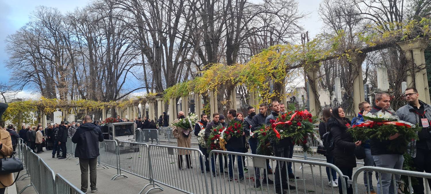SRCE DA PUKNE: Milutin Mrkonjić sahranjen uz omiljenu pesmu "PUTUJ U VEČNOST" 7 d93f745669a1857e6fe91c2961d349895e703acc