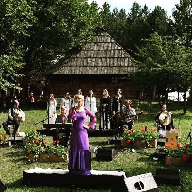 Desilo se i to! Pevačica održala prvi koncert nakon dužeg vremena na ovom mestu! (FOTO) 2 d99ecb65232902c7bba8d6ddb6694772c2af97b6