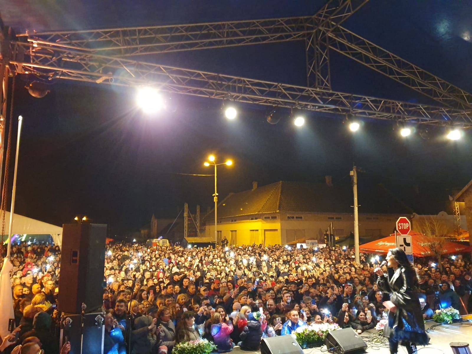 Oboren još jedan rekord! Dragana Mirković na Kobasicijadi okupila preko 20 hiljada ljudi (FOTO) 2 db421d3061ffb7bcc46bac9374b2d7e6aff3cfb5