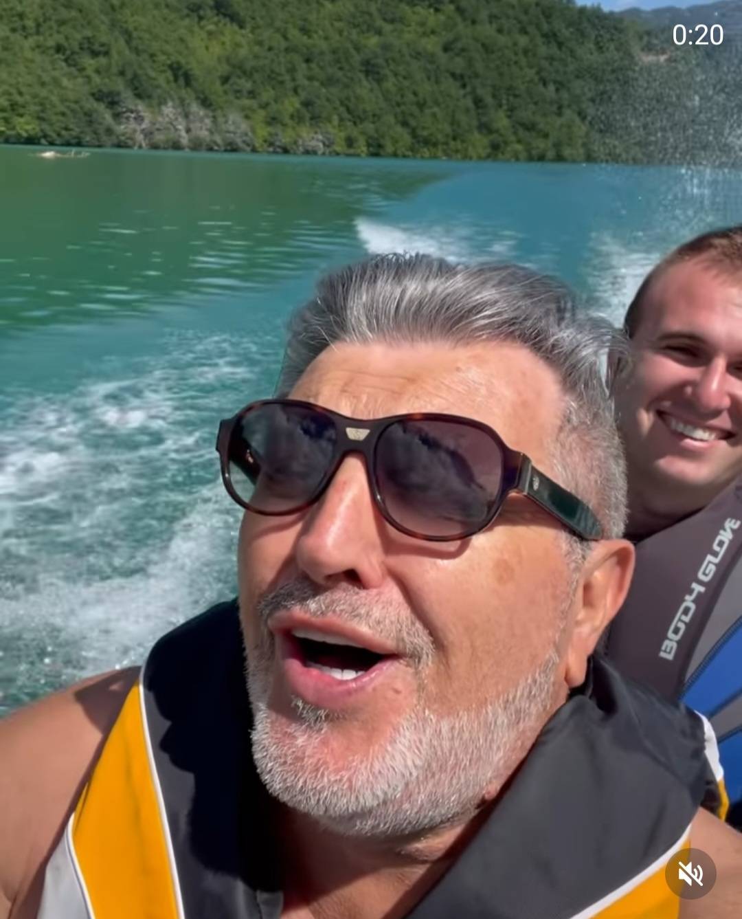 KAKVA DOZA ADRENALINA: Šerif LUDUJE na skuteru i peva svoj hit (VIDEO) 2 dbb4d89832abcd304af6f6d895be84bbb6ed72db