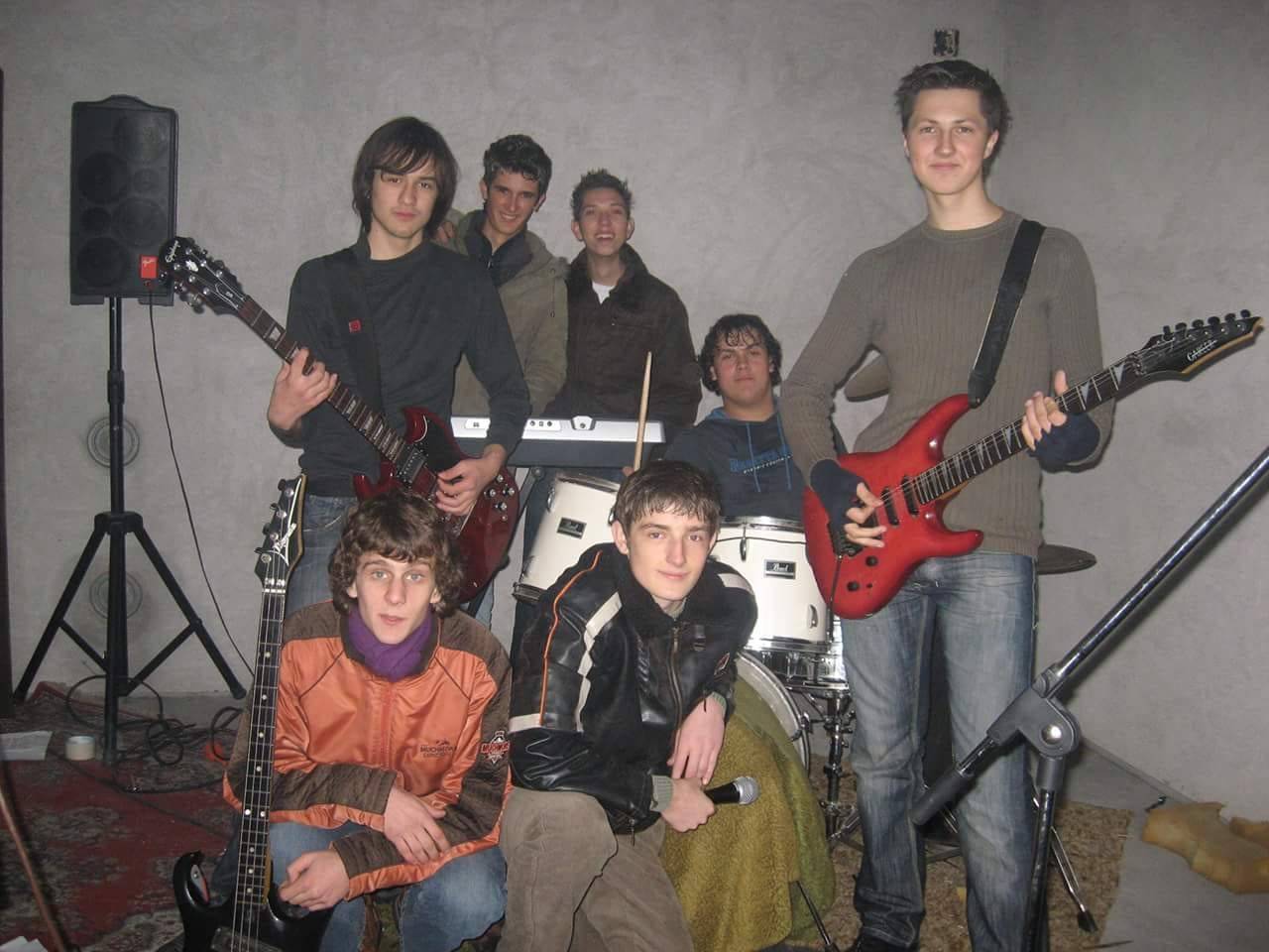 Sad je jedan od najpopularnijih pevača, ali nije zaboravio svoje početke: U ovom bendu je pevao pre 11 godina (FOTO) 2 dc6b5e72fcd90f06c45209b00147f36c869bfe10