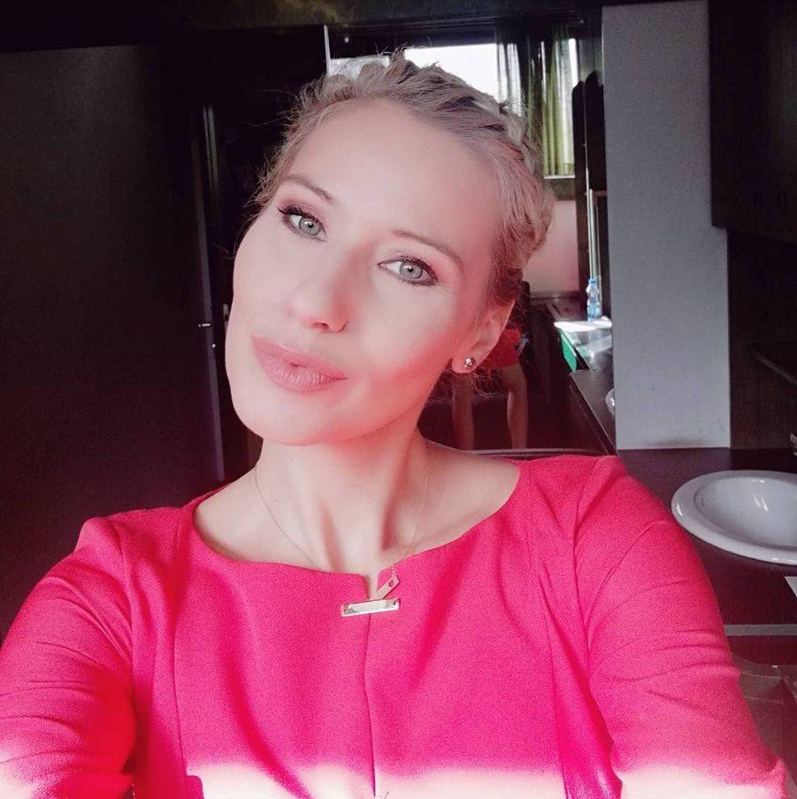 Voditeljka se SA TROJE DECE ISELILA IZ STANA, pa otkrila da li se u njen brak umešala 3. osoba! 2 dcc38ee58671ae7f4dde44f01fe26b5bd8ab8e28