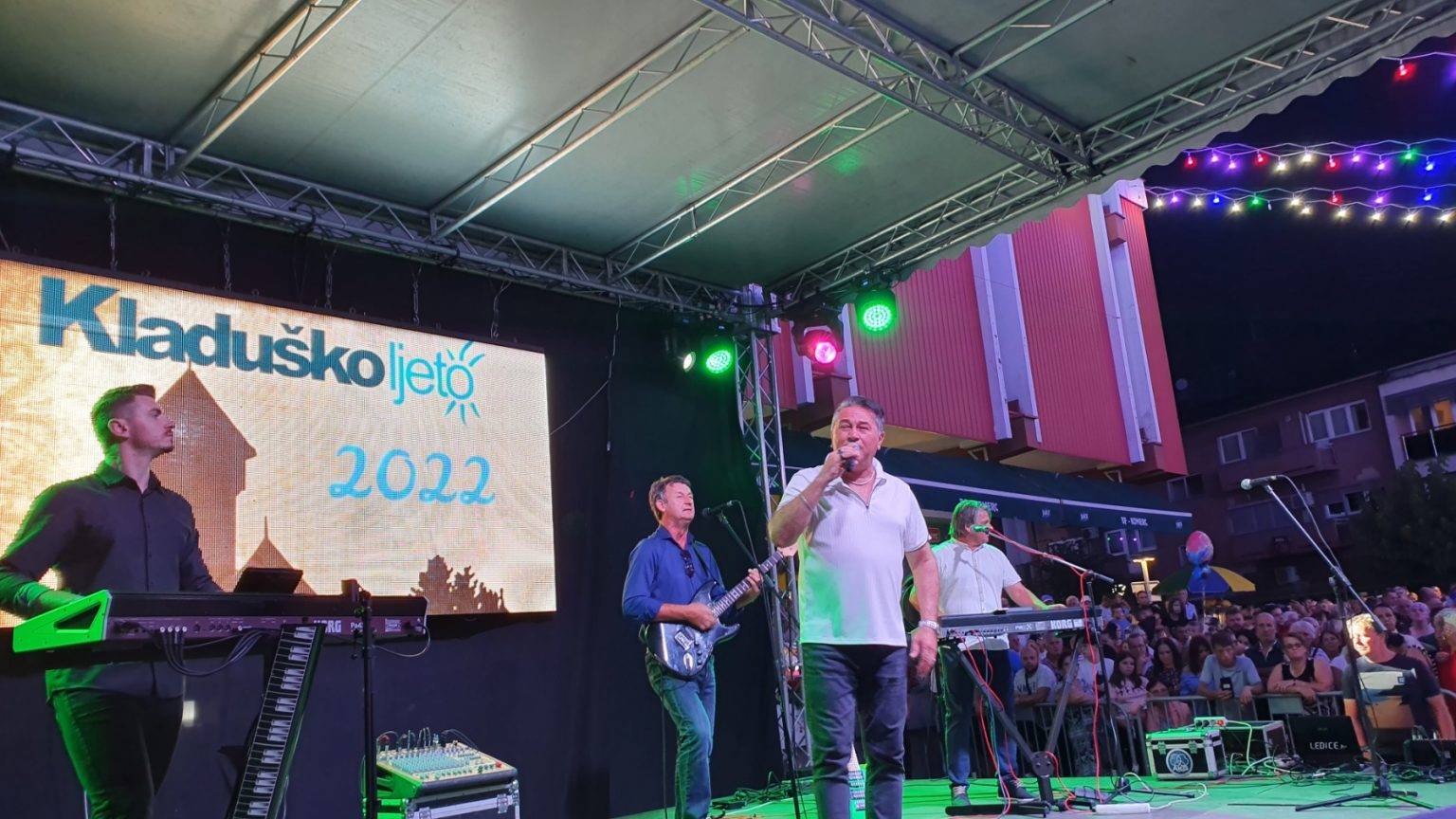 Jednim GESTOM publika pokazala da je Halid BROJ JEDAN pevač svih generacija 2 ddacc8b91446e729d4c1a246be795e595278b12f