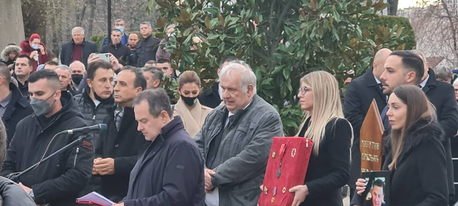 SRCE DA PUKNE: Milutin Mrkonjić sahranjen uz omiljenu pesmu "PUTUJ U VEČNOST" 10 de8138a567906f2f51cf113d49014b35070b364a