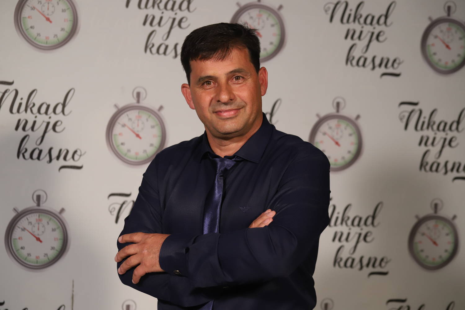 "Bilo je teško" Pevanjem je odhranio četvoro dece, a svojom životnom pričom mnoge je dirnuo (VIDEO) 2 def3d3bbc70d80723249d687d4599efa9a5c0a75