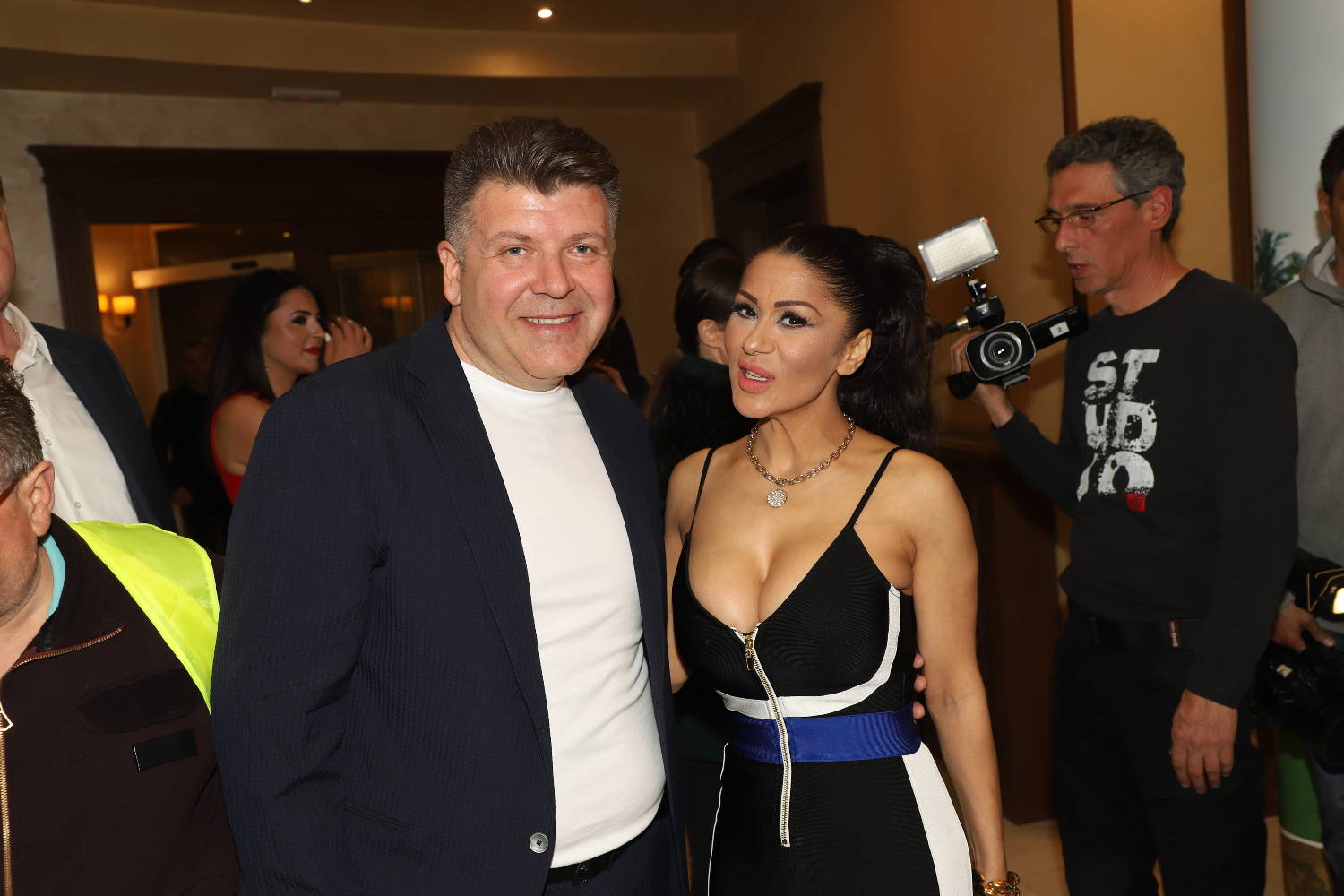 KAKAV POVRATAK NA SCENU: Bane imao tremu na promociji, ali kad se latio mikrofona, sve je zaboravio (VIDEO) 4 df202a43a98fad44da1e1ed6f58d0a81ea9e00f4