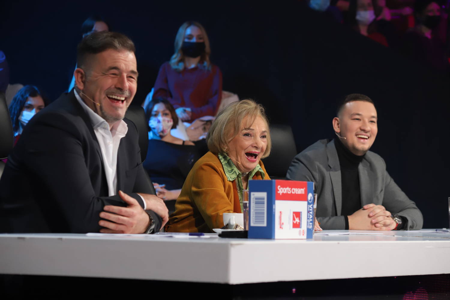 ŽIKINA DEVOJKA U NIKAD NIJE KASNO: "Od tebe ne smem da mrdnem", priznala (VIDEO) 4 e125d0c522b2f0c5a613a4a96d725fe81530d990