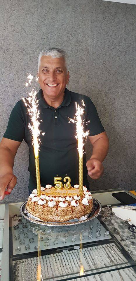 Život ga nije mazio, ali ovaj pevač danas ispunjen i srećan slavi 53. rođendan! "On je naš pobednik", ističe njegova porodica 4 e16ffc3ece51c79f6fd285569e4cfece7806bc35