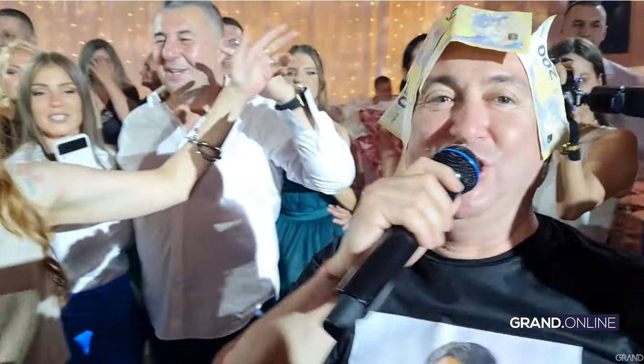 Estrada iz drugog ugla: Harmonikaš otkrio najčudnija mesta gde pevači kriju bakšiš, a jedno je hit: "Guraju tu pa šta stane" (VIDEO) 6 e4065332dccd78d71c9a8c22660898390b423d18
