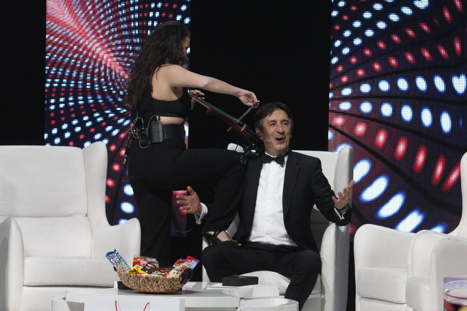 ŽIKA JAKŠIĆ U TRANSU: Talentovana Lejla zasvirala mu na uvce, a ono što je on uradio zasmejalo je sve do suza (VIDEO) 3 e49fd5464fef5411386d1b10cdf82f2e6e9b3fdb