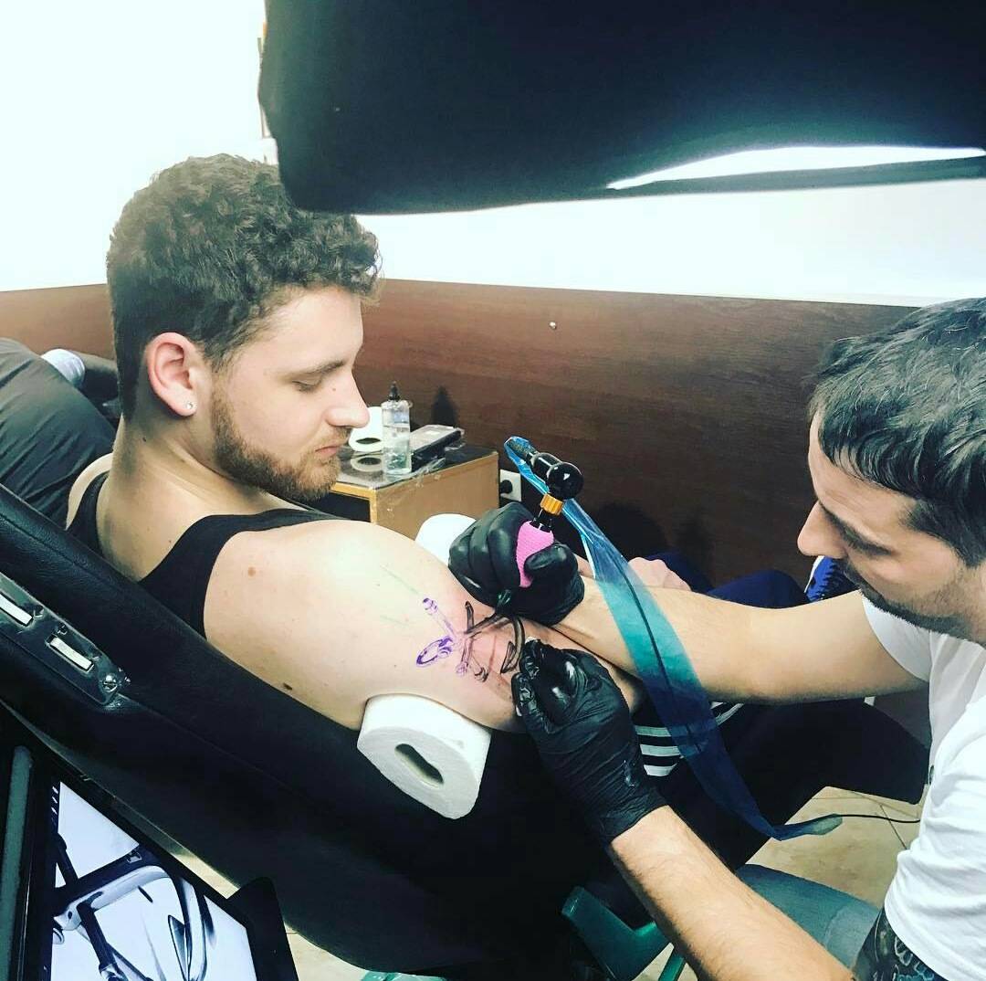 FATMIR SULEJMANI nije odoleo trendu: Pala tetovaža! 2 e518261c9b1b891255acfbdaadfba3a35f24ee45