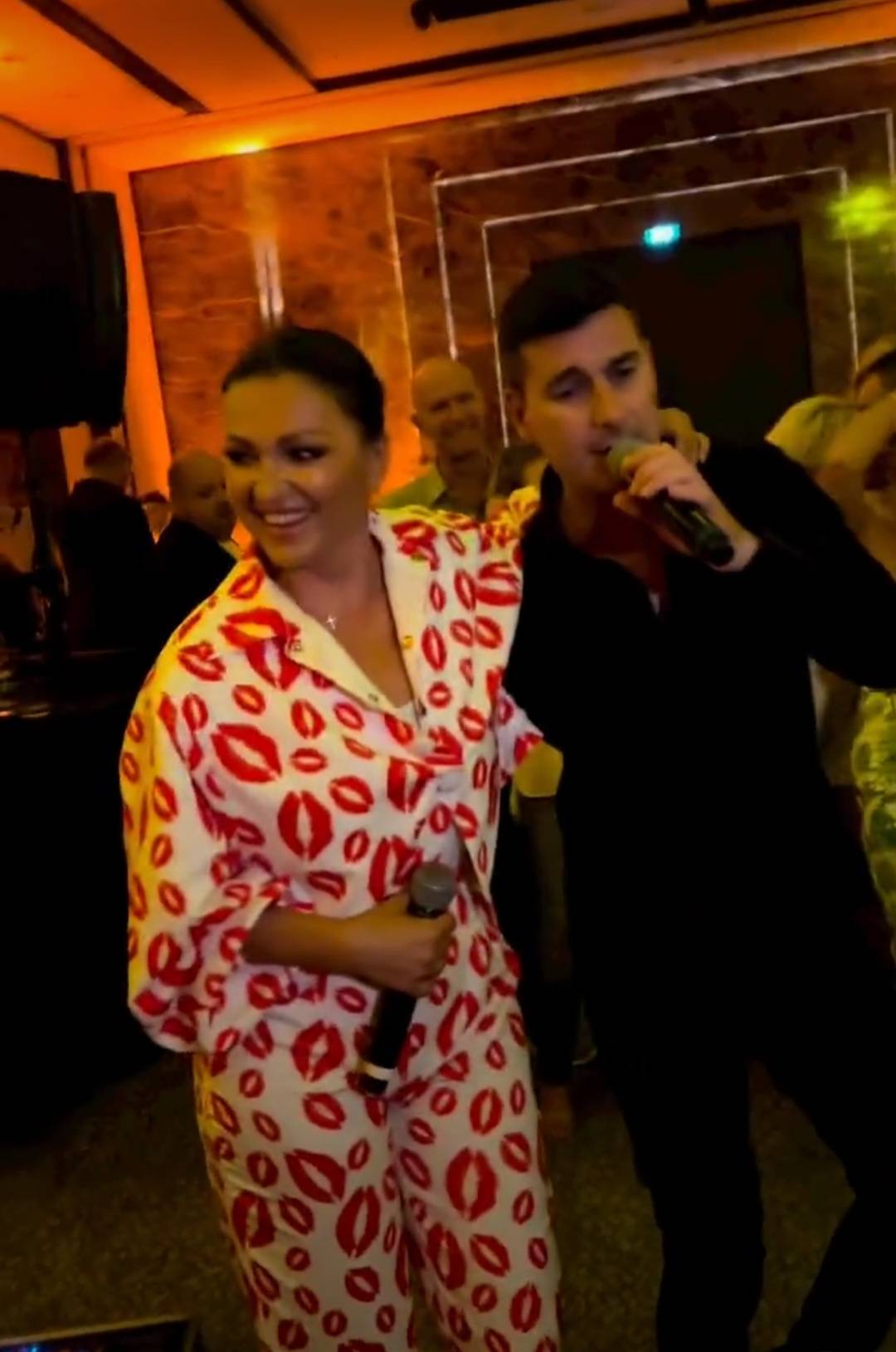 Kakvo IZNENAĐENJE: Čolke i Nina Badrić ukrstili glasove, Sofra PUCA OD PONOSA (VIDEO) 5 e5b6b62508a8fa9dc43ba46d01015a32ce7e999a