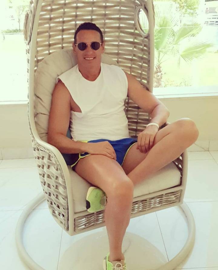 U studiju ELEGANTAN i ODMEREN, na plaži SVE GORI OD SEKSIPILA! Voditelj pokazao izvajano telo 2 e815f161304d183ac60e8bcbca336f37d652cb80