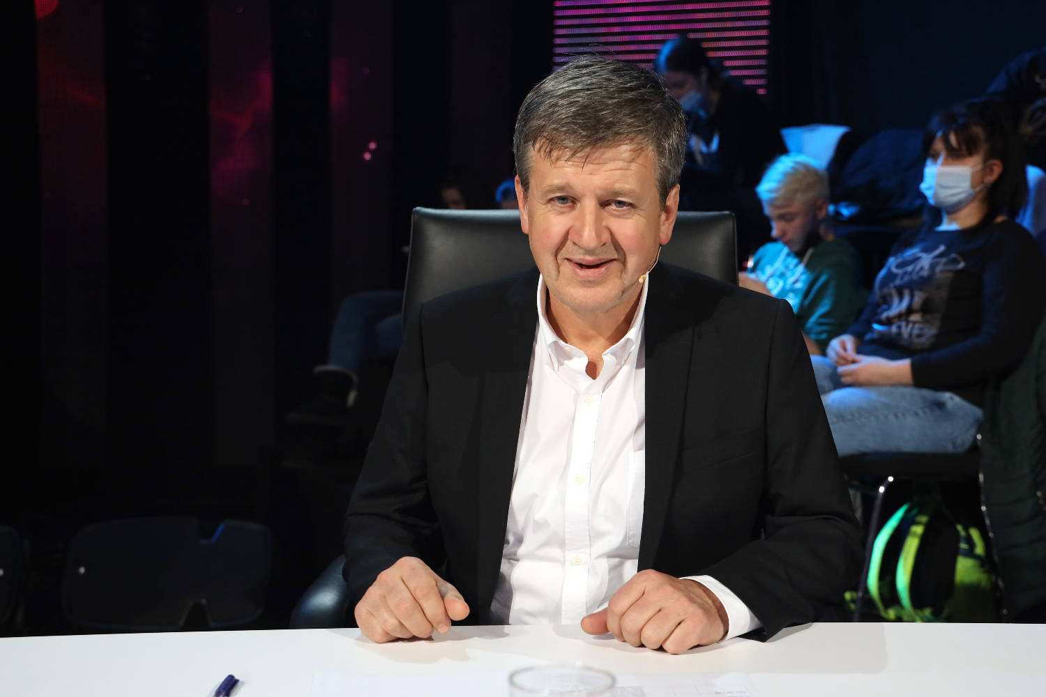 Naš pevač uzeo 10.000 evra bakšiša, pa podelio sa rodbinom: "Moraš da daš i drugima da zarade" 6 e93e4e46768feb755bbd2d15715b4af78cb3b341