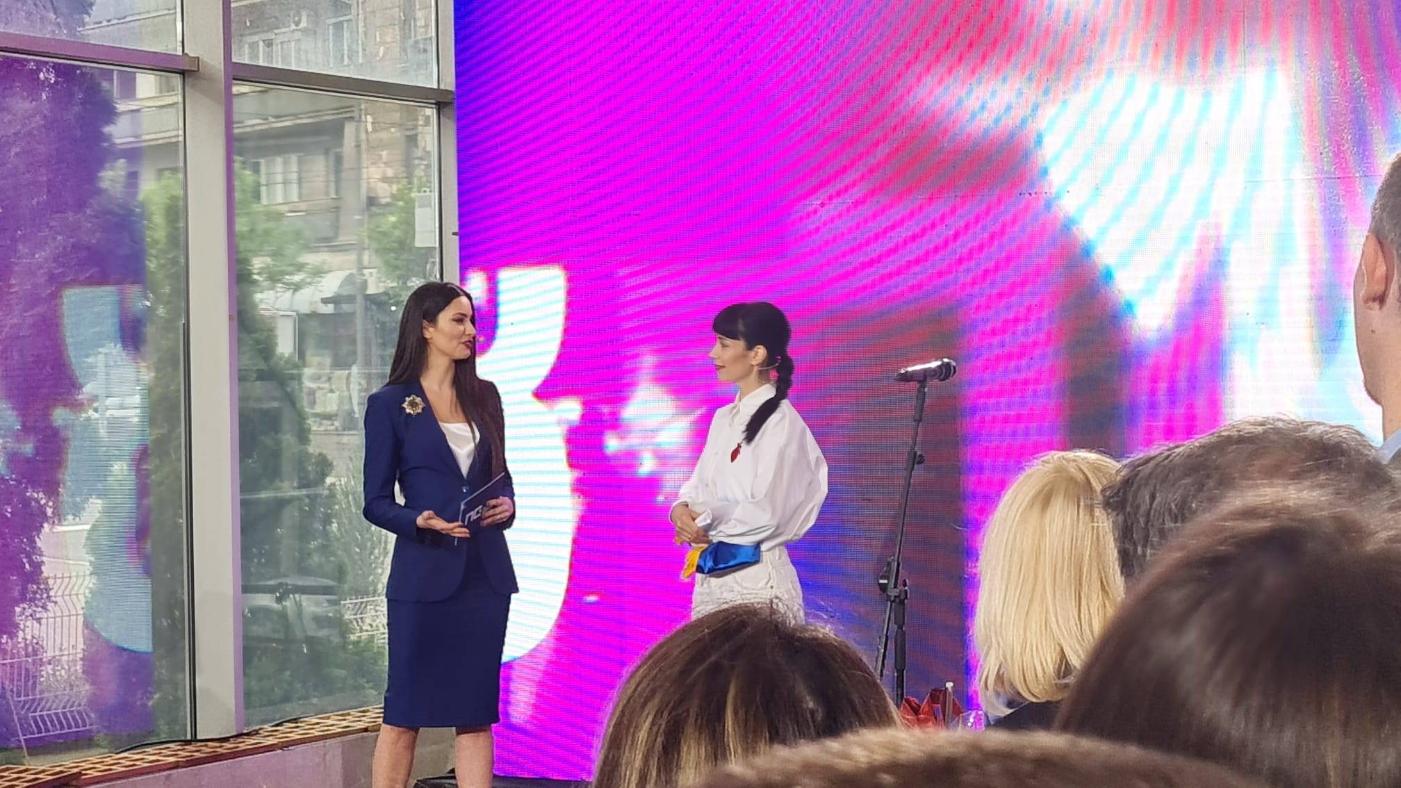 Konstrakta deli PEŠKIRE I CVEĆE, a jedan detalj na njenoj garderobi nosi SIMBOLIČNU PORUKU (VIDEO) 4 ede182a2c8ce08cfc388f93d2241706c423648e7