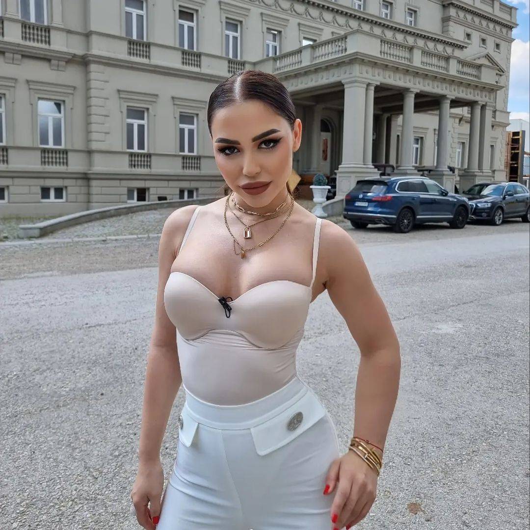 Aleksandra oduševila Isakovu NANU: “Bitno da je ZAPOSLENA, da ima ko da me hrani” 2 ee26dbdee2035b4d11679864f98b2cf9c5ca0cc7