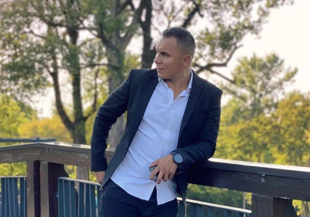 VIZIONAR Emrah Emšo otvorio dušu: "Povezivali su me sa mnogim koleginicama, a ja želim ženu kao Čolinu" 4 ef057477219ac3df7cede515c6b0774168364718