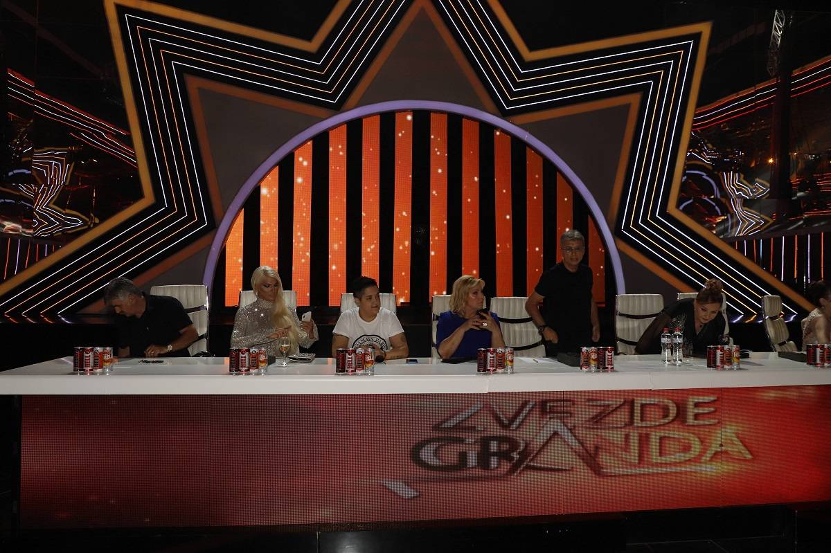 UŽIVO SUPER FINALE: U toku je glasanje žirija! (FOTO) 2 ef3dc2dcc31c4215606c35449295151c64612b01