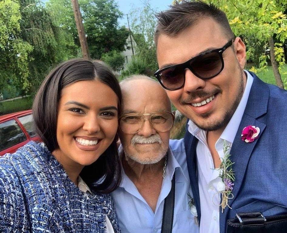 ''Duša mi se kida'' TUGA U DOMU PEVAČA, ostao bez člana porodice (FOTO) 3 ef7a3a3cc149c92ef51d447ecdc6cb80b63d9f4b