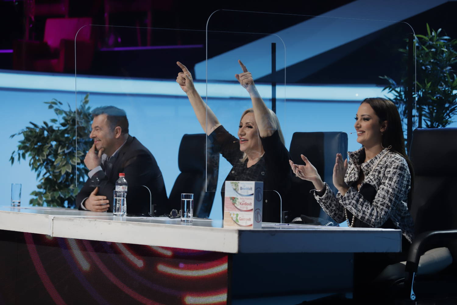 DIRLJIVO Da li je ovo najlepši nastup IKADA emitovan na TV-u? (VIDEO) 3 eff695d5cfe1811a627089397f1abaabc772b03c
