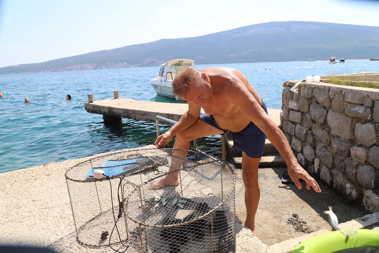 Zavirite u luksuznu vilu Miloša Bojanića na Crnogorskom primorju! Ovako pevač uživa leti (VIDEO) 3 f084f067c0d1fad2f218d3f34f170133e323c03e
