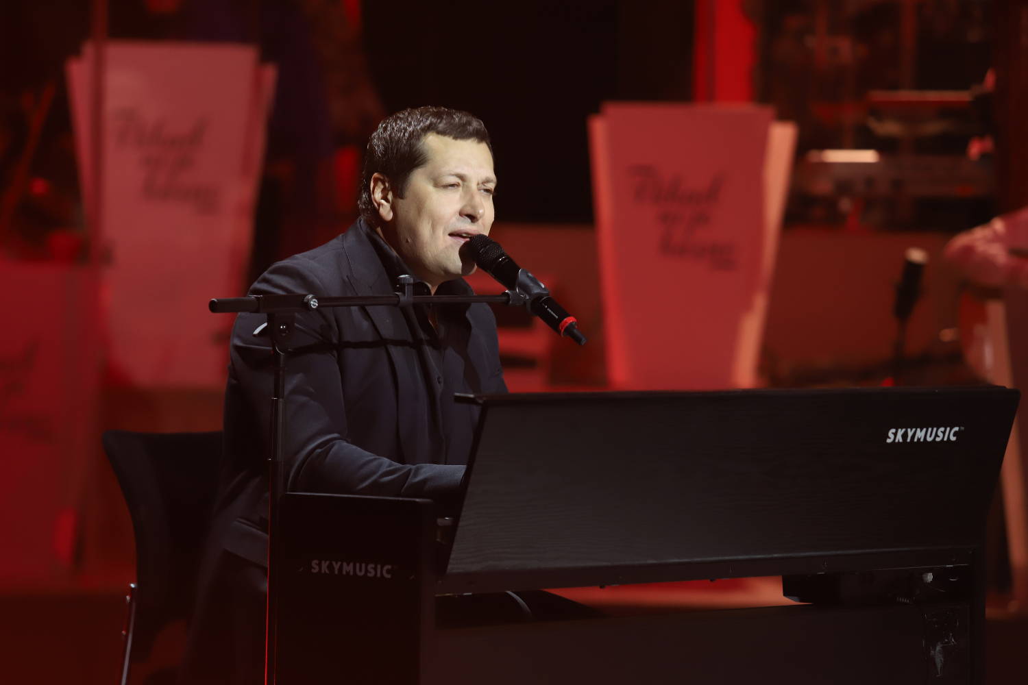 ŠMEKERSKI: Aco Pejović pokidao legendarni hit NAJVEĆEG ROMANTIKA (VIDEO) 2 f3763b3d87fa88f4404437862066394aa46991de