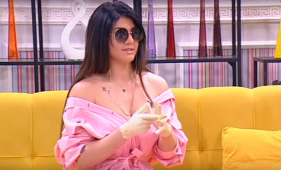 Kakve su to rukavice? Hana Mašić šokirala voditeljke (VIDEO) 2 f4168274f379523c5f717dd08f784f5c2bfed057