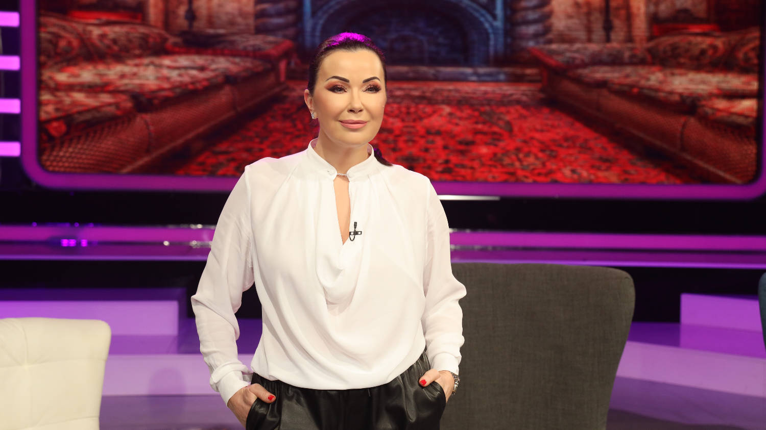 Raspevana družina koju čine dve dame i jedan gospodin večeras u "HALO HALO" 2 f454db0211fe4a01d5d0449759cfb64b435c509b