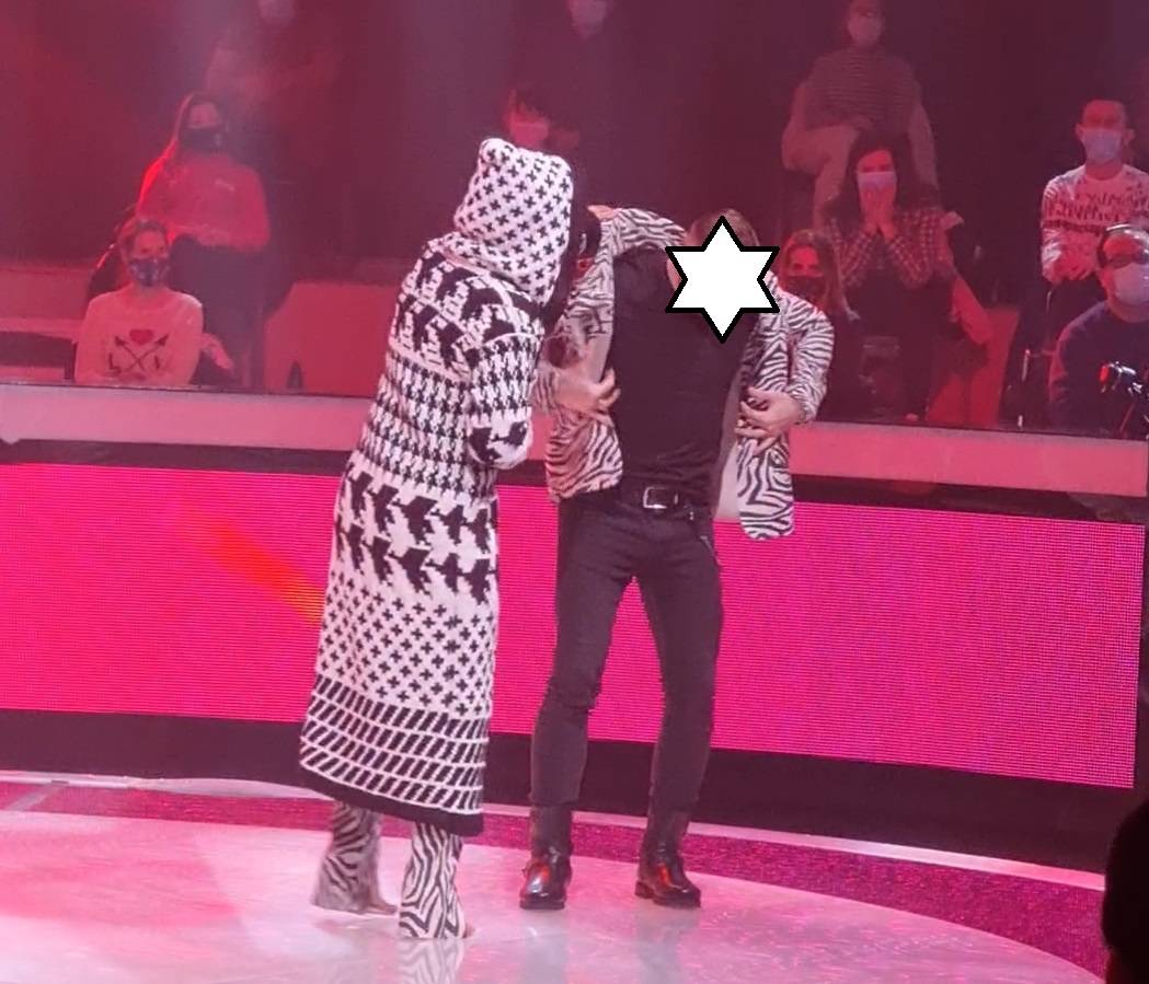 Karleuša se PRESVLAČILA na sceni- ZAPLENILA takmičaru garderobu pa mu dala svoju! (FOTO) 3 f594c8887a1f7dfd06d6954f6b757f170d053d82