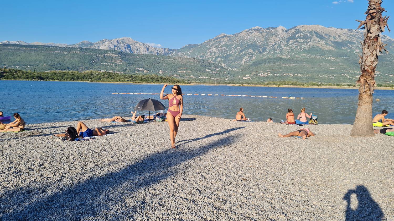 OVO NISMO OČEKIVALI: Zvezda Granda SE SKINULA NA PLAŽI I POKAZALA SAVRŠENO TELO (FOTO+VIDEO) 15 f677ce75a7d062784bc9fbd588962f2135f39d88