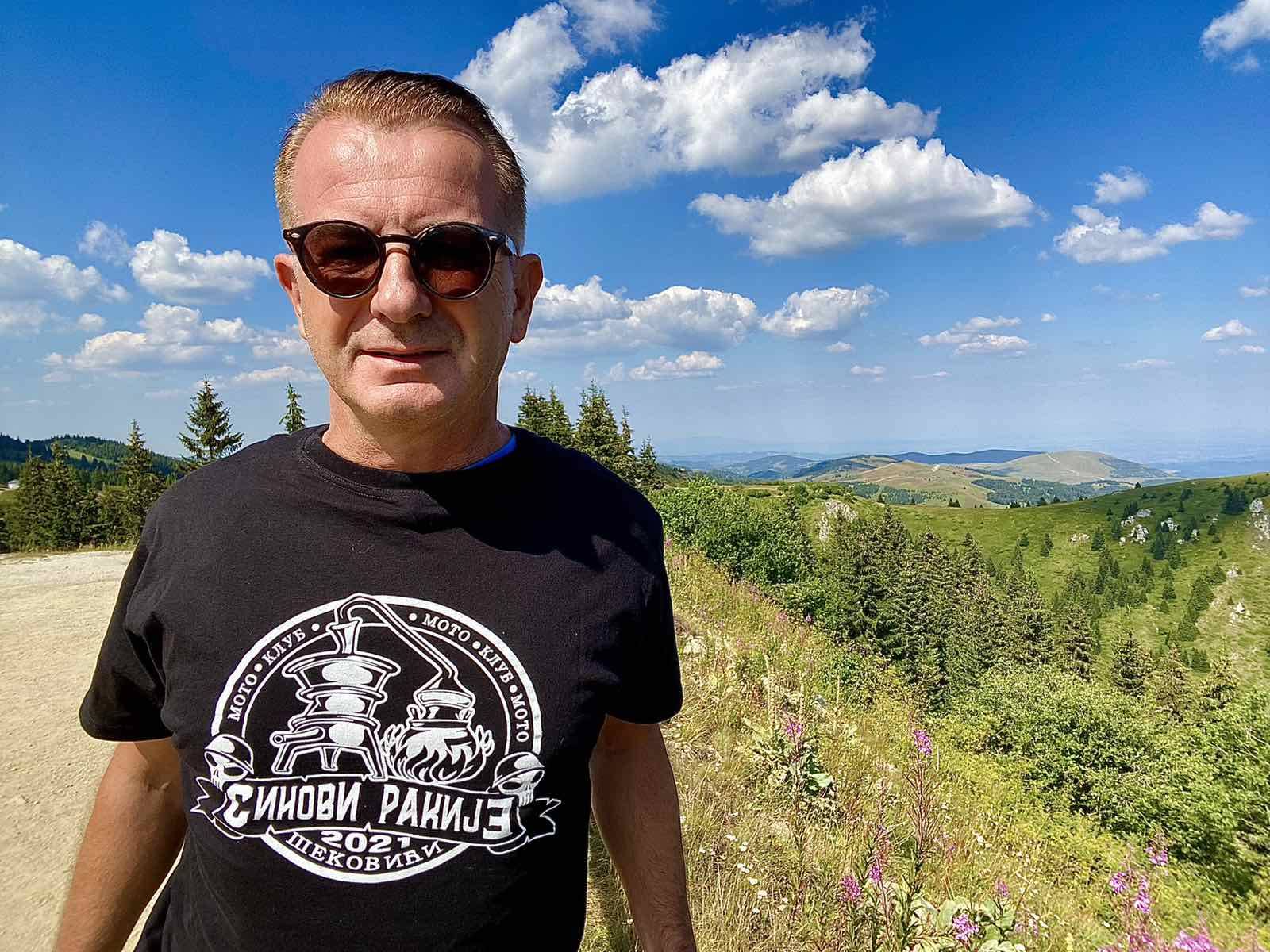 Pevač poslao DIRLJIVU poruku porodici sa NEVEROVATNOG MESTA (VIDEO) 3 f681936c6f6c101e8a2eeb43a5540310d4fee505