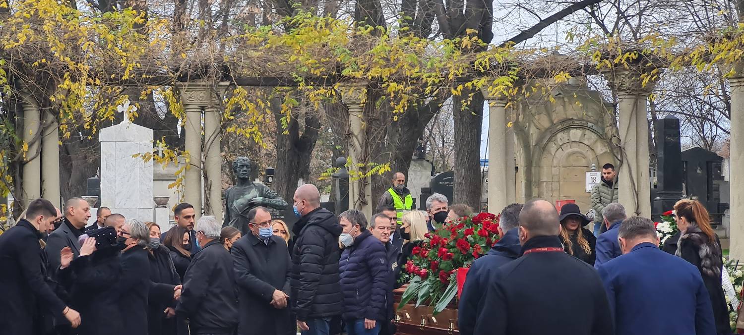 SRCE DA PUKNE: Milutin Mrkonjić sahranjen uz omiljenu pesmu "PUTUJ U VEČNOST" 4 f6e4b6cf3c4d97971f749f82793951b13e0ad8f4