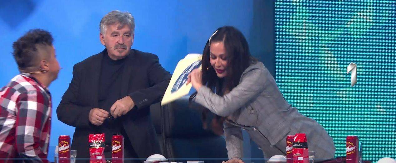HAOS U STUDIJU: Ceca PRETILA Popoviću, pa pokušala da UDARI Mariju: "Mrtva si, pali" (VIDEO) 5 f816d7265a1a3fe56bdde49c4473ab98db3cb444