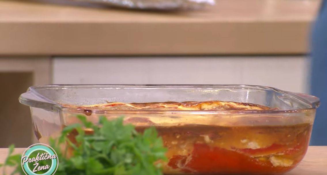 Lagani letnji ručak koji ćete OBOŽAVATI: Musaka od piletine i paprika! 2 f89cb4e3197f9b9f84440044eb6f816b8966ae4c