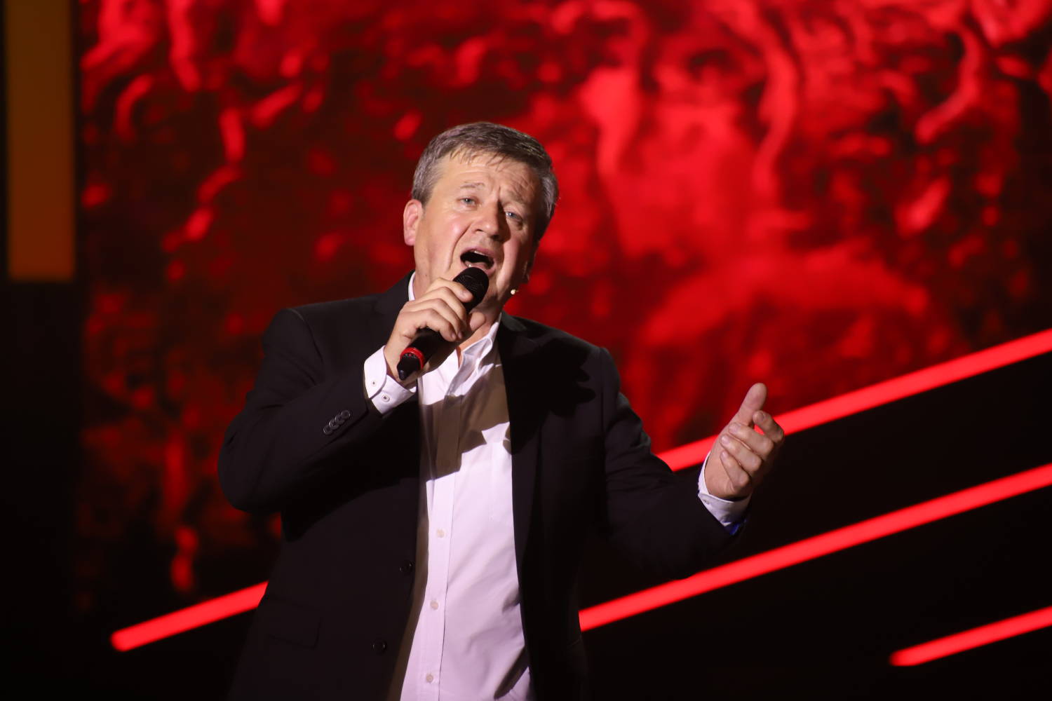Naš pevač uzeo 10.000 evra bakšiša, pa podelio sa rodbinom: "Moraš da daš i drugima da zarade" 5 f8ccbca1804e3a8cba0b64a0fb08600cc04bd79d