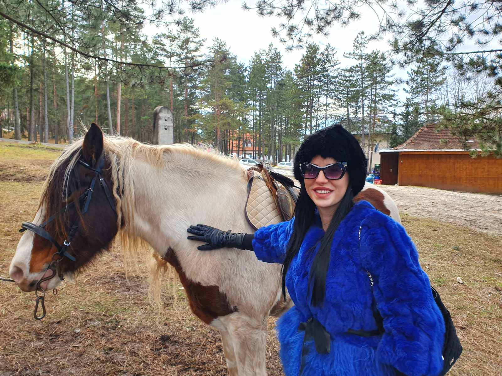 Najluđa noć kao nikad do sad! Cipka odmara na planini a evo KO JOJ PRAVI DRUŠTVO (FOTO) 4 f8f6a43ed00d2c00882fe6893a73a9fe9c3be478
