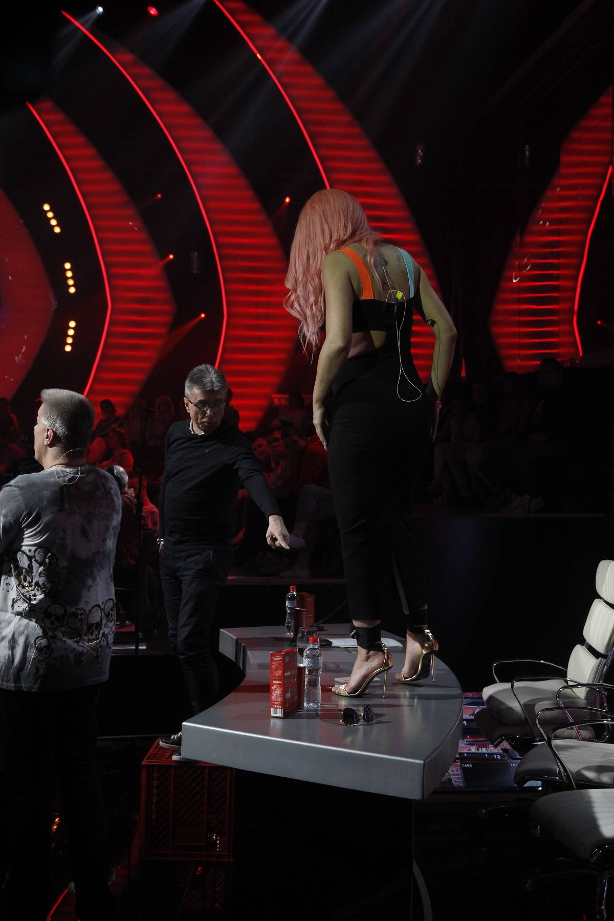 HAOS U STUDIJU Jelena se posvađala sa Marijom, a onda se POPELA NA STO (FOTO) 3 f901c2d59b709890077f03544b7e2c676c312cb6