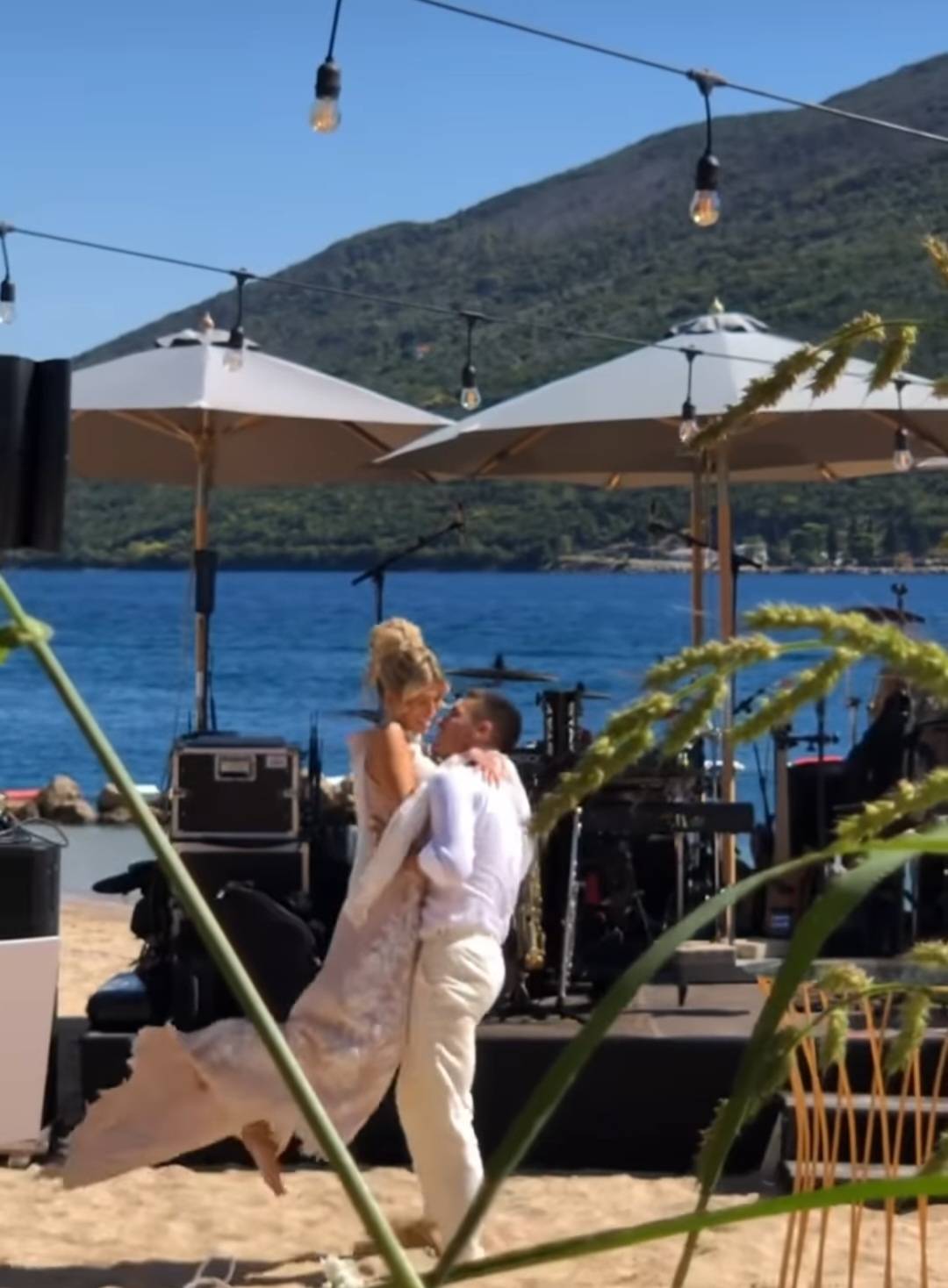 SVADBENA BAJKA NA PLAŽI: Mladenci izgovorili sudbonosno DA, pa BOSI zaplesali na pesku (VIDEO) 7 f9a4c00a44a1de0a2b258495eb438e1b3e2e9039
