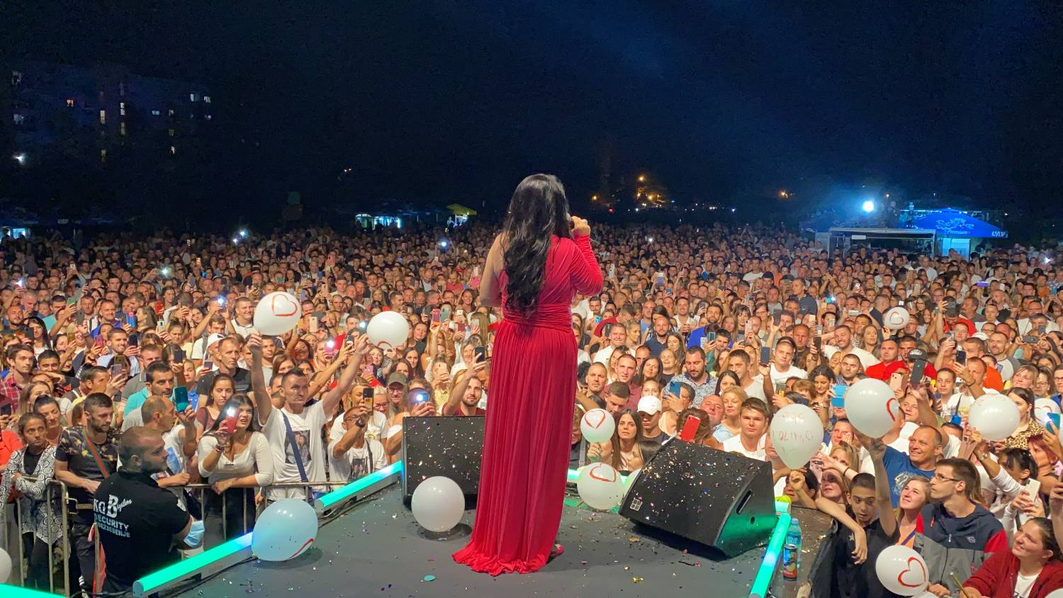 Dragana Mirković ODUVALA Kragujevac! Folk carica oborila rekord u najvećem gradu Šumadije (FOTO) 4 f9bbe9aac5a242010dd47c1b7bf1165549b93c55