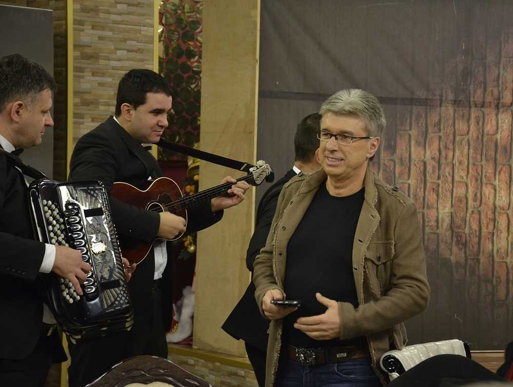 Saša Popović častio muzičare na snimanju novogodišnjih emisija (FOTO) 2 fa77990ba1a6d61a7bd7c94fc14e2cc93c8ec83f