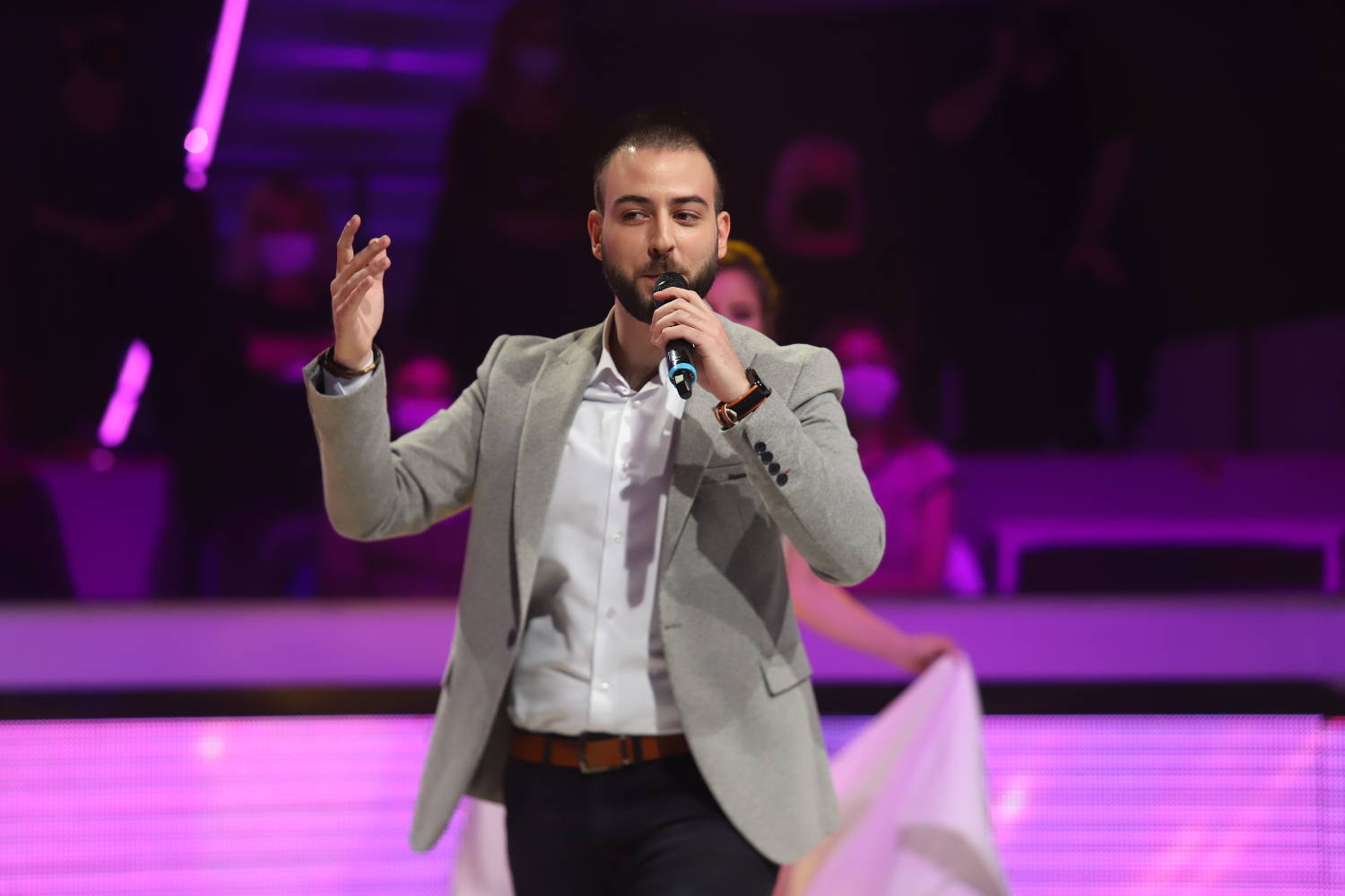 Karleuša OPASNO ZAMERILA kandidatu jednu stvar, pa izašla na scenu i uradila nešto NEOČEKIVANO! 3 fb583c05b476765a2c4e09bb9c33620f190052d0