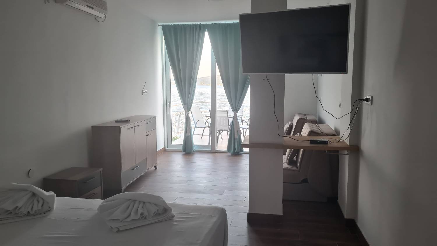 ČIST LUKSUZ OD PODA DO PLAFONA: Miloš Bojanić pokazao unutrašnjost VILE NA MORU (VIDEO) 3 fca51757d4cad333c925c35b30cdc5ad477d28ba