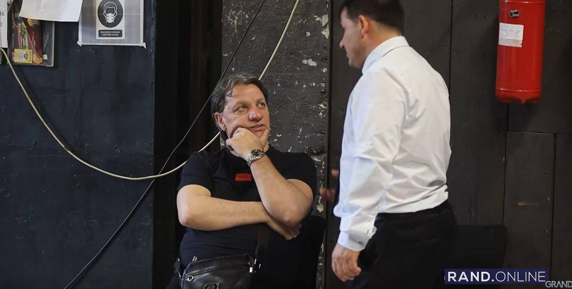 Ženi ROLEKS, unucima MERCEDES, a sebi HOTEL: Bađi ima samo JEDAN ALBUM i čitavo BOGATSTVO (VIDEO) 2 fdeaad8a766411bdd372732a5ef3524178a5c6f0
