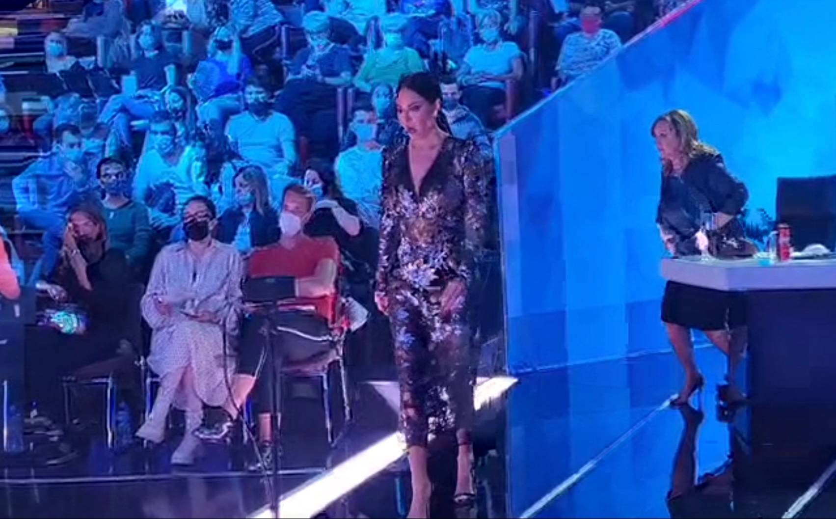 Zavirite na snimanje: Sanja kao BARBIKA, Ceca u PROVIDNOJ HALJINI (VIDEO) 4 fe07580be864b4be0f7010292535e17e07a64225
