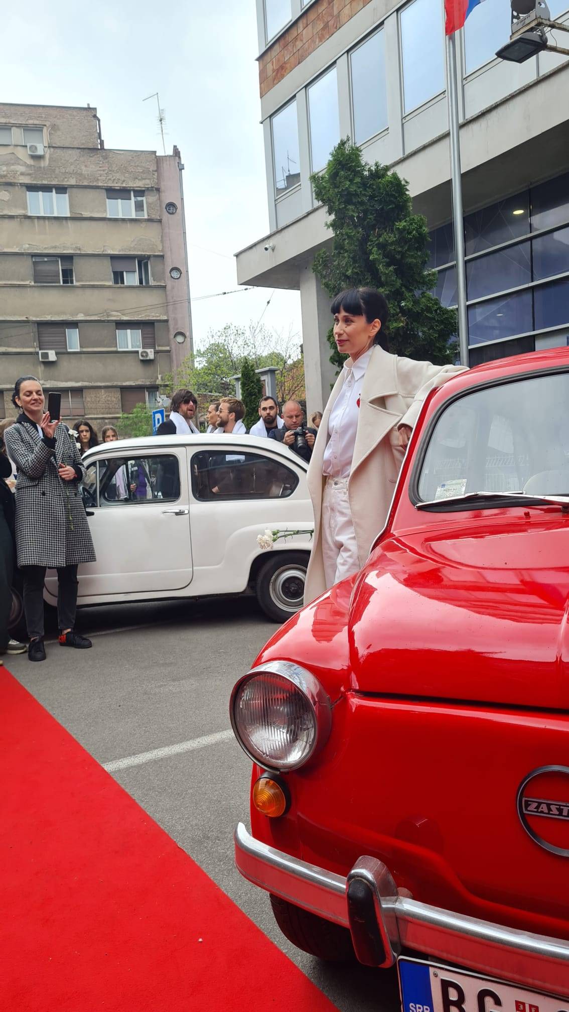 Konstrakta deli PEŠKIRE I CVEĆE, a jedan detalj na njenoj garderobi nosi SIMBOLIČNU PORUKU (VIDEO) 2 fe396fec39f06bc6593cc7015d496e09d1f734af