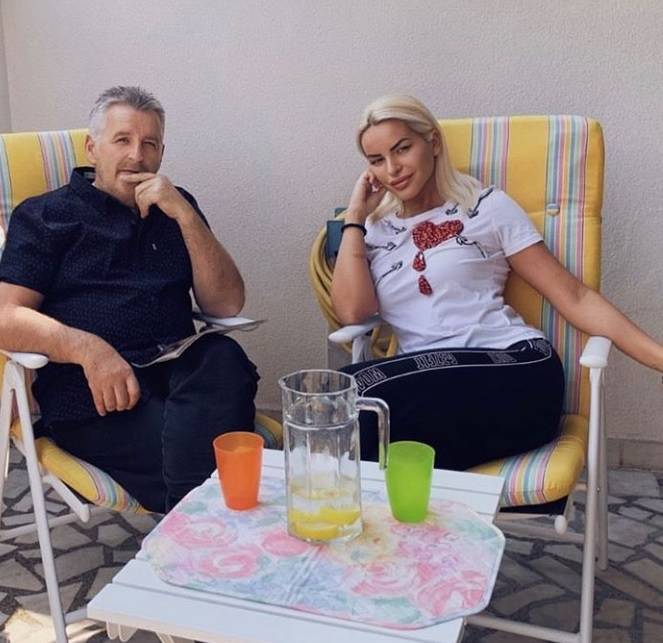 TERASA KAO SPAS Dragan Stojković Bosanac i dalje ne izlazi iz kuće, a evo ko mu pravi društvo (FOTO) 2 ff8c49537c7ba9c4f1b5be995b032cb323252232