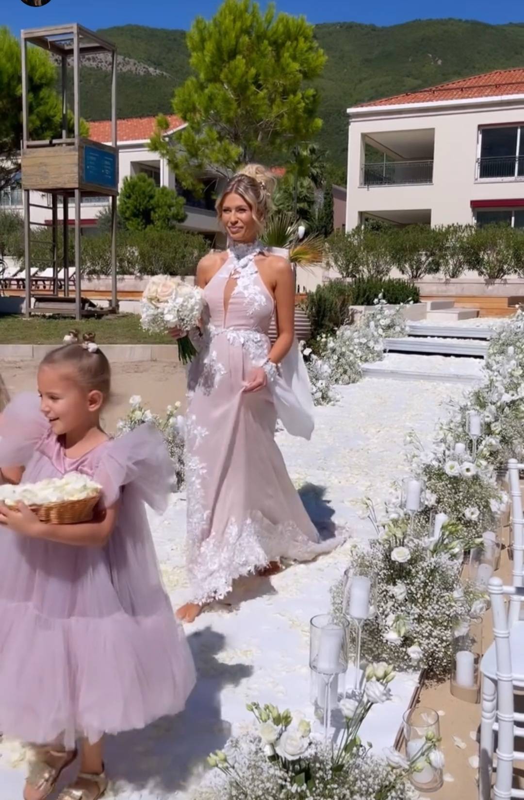 SVADBENA BAJKA NA PLAŽI: Mladenci izgovorili sudbonosno DA, pa BOSI zaplesali na pesku (VIDEO) 5 ff8fce8c27b74f9cea29347f881129f235a56f97