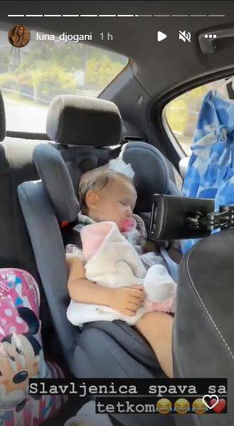 Luna i Marko KRSTILI ćerkicu: Mama BLISTA u belom, sve pršti od LJUBAVI 5 fffcb70be37e7be09aa76b8c8c899d3852c6b489