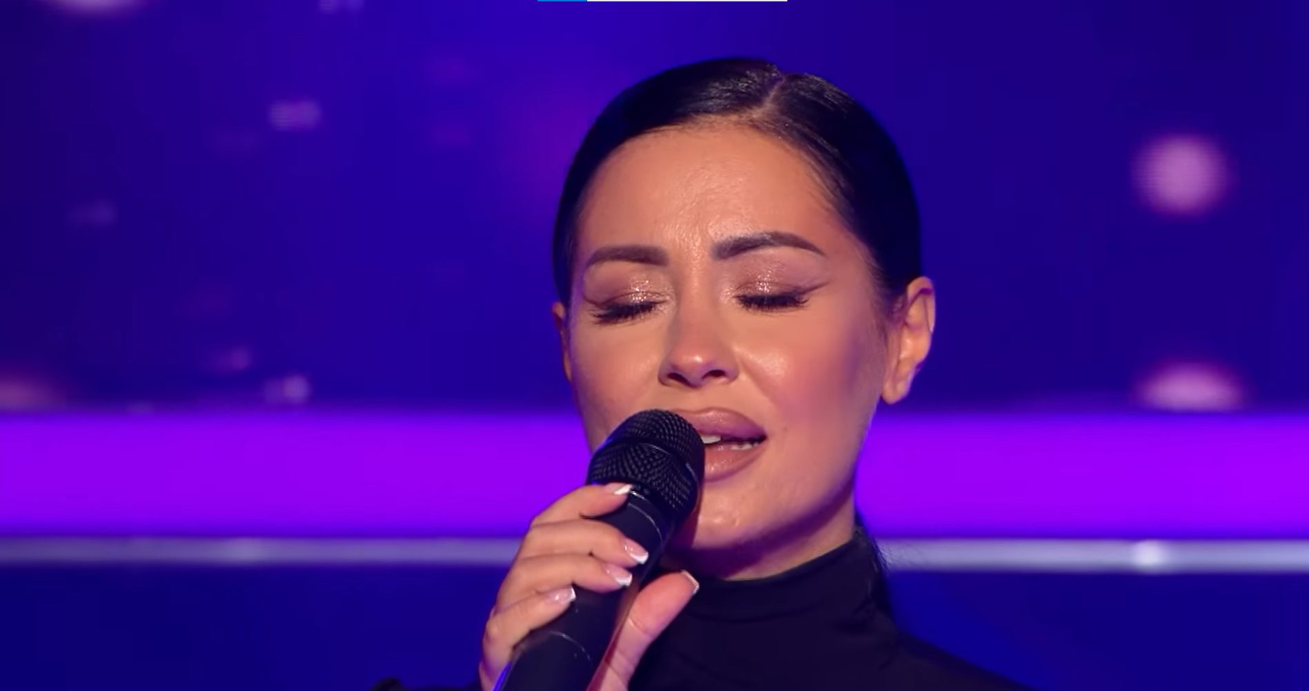 "Na momente podseća na Cecu": Aleksandra Bursać otpevala hit Dragane Mirković i napravila pometnju (VIDEO) 6 Aleksandra