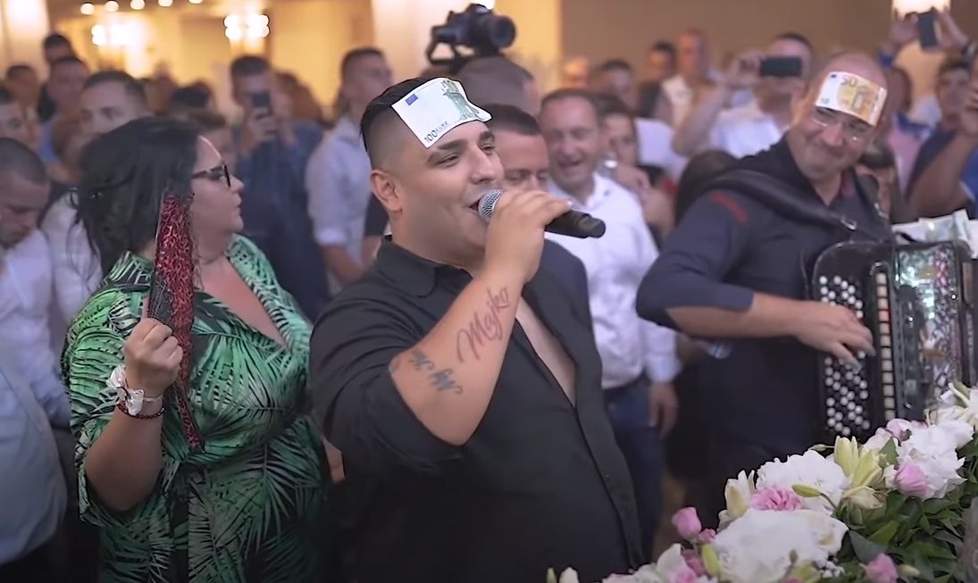 LETE ŠUŠKE: Ovi pevači UZIMAJU NAJVEĆI BAKŠIŠ (VIDEO) 7 Capture 1 11